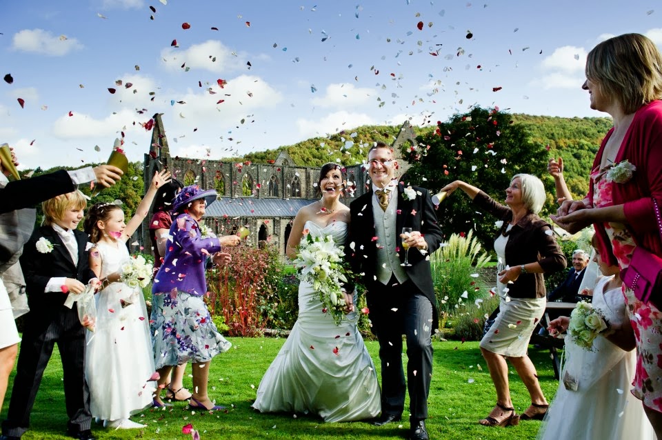 Wedding Confetti The Ultimate Guide How to Make It Special!