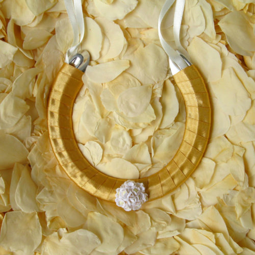 wedding horseshoe gold daisies