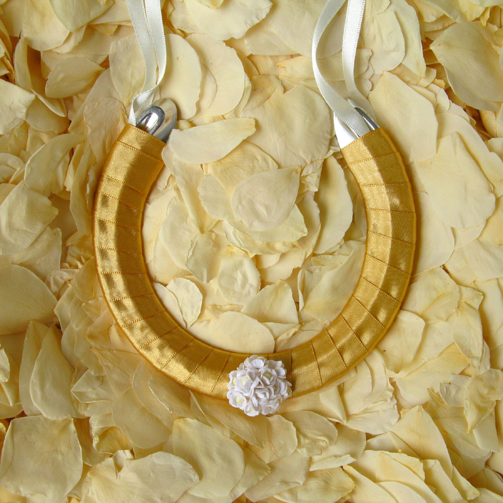 wedding horseshoe gold daisies
