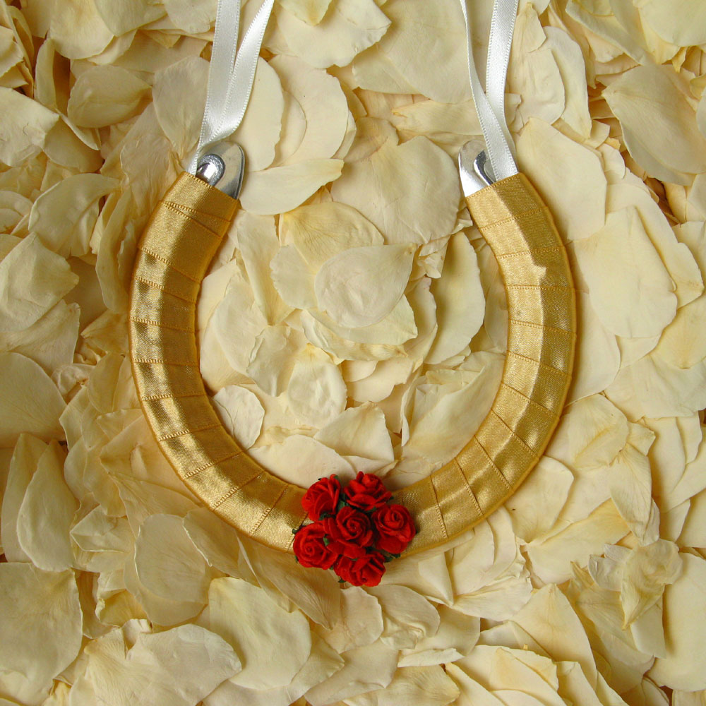 wedding horseshoe gold and red roses