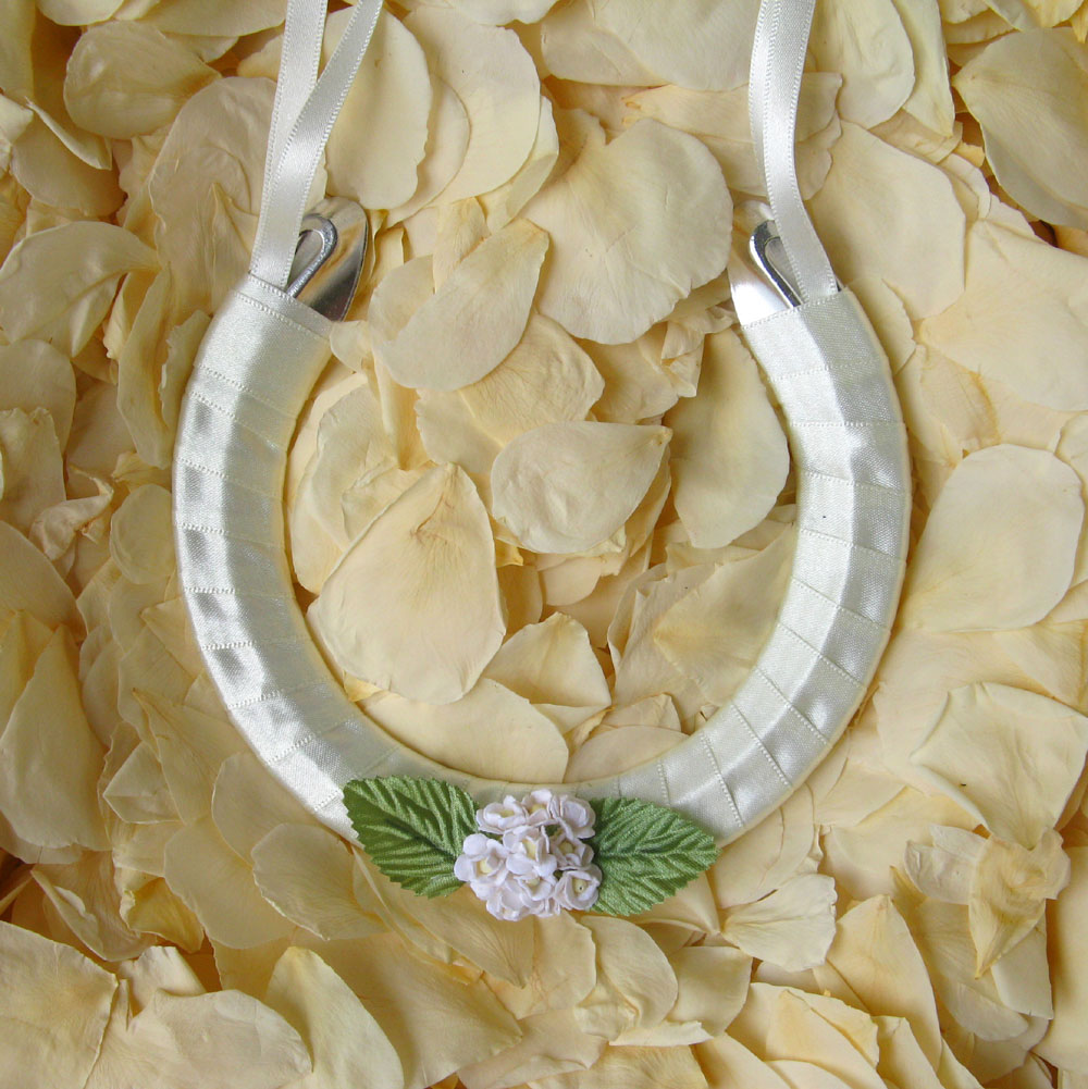 wedding horseshoe daisies
