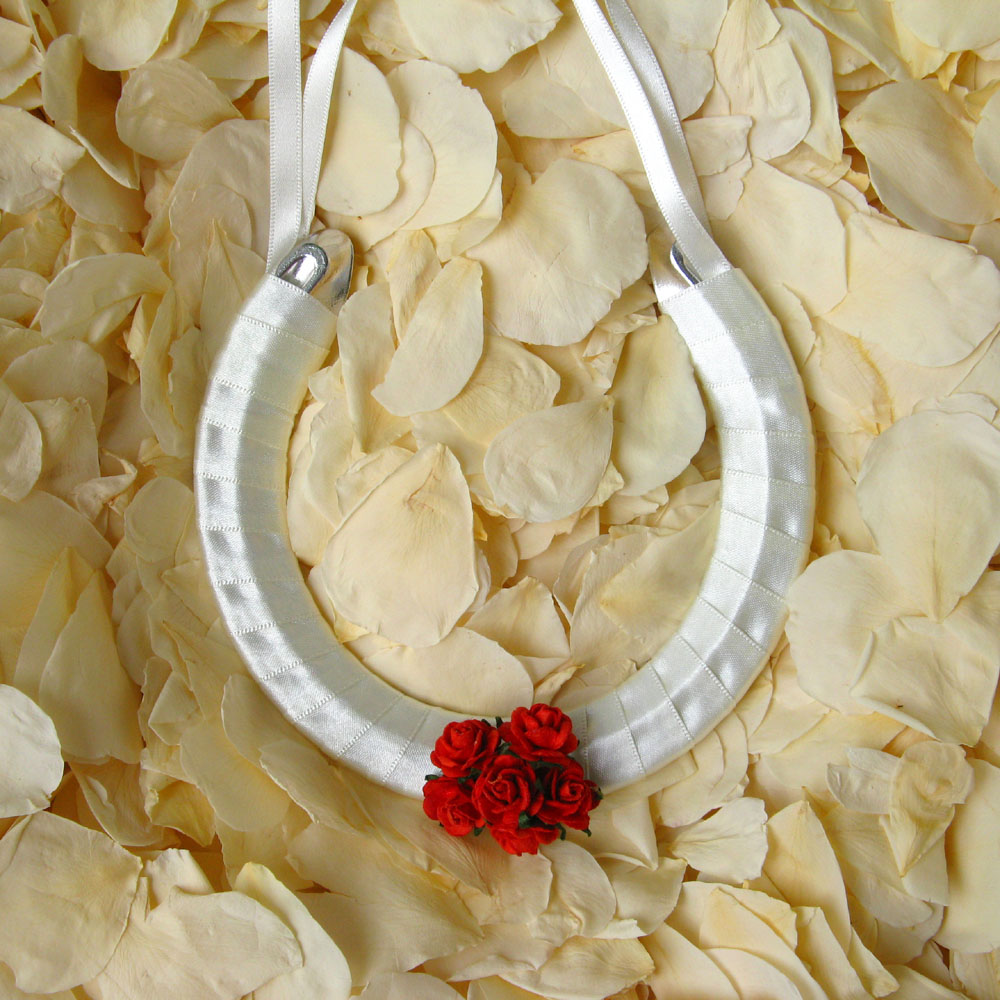 wedding horseshoe red roses